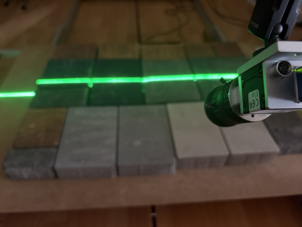 Kamera czy laser — co wybrać najpierw i na jakie parametry zwrócić uwagę?